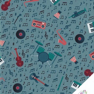Könnte beinhalten: Türkisfarbener Stoff mit einem musikalischen Thema. Das Muster umfasst Noten, Geigen, Gitarren, Klaviere, Schlagzeuge, Saxophone und Plattenspieler. Das Design wird durch musikalische Symbole und ein Logo unten rechts akzentuiert.