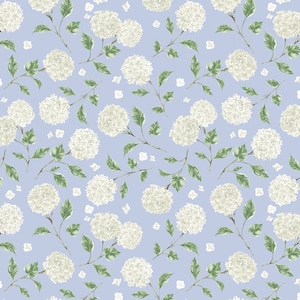 Peut inclure: Un motif continu de fleurs d'hortensia blanches et de feuilles vertes sur de fines tiges, sur un fond bleu clair. Le motif floral est réparti uniformément, créant une esthétique délicate et élégante.