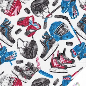 Op de afbeelding: Witte stof met een herhalend patroon van hockeyuitrusting, waaronder schaatsen, helmen, handschoenen en sticks. De uitrusting is geïllustreerd in tinten rood, blauw, zwart en wit.