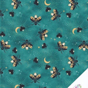 Peut inclure: Tissu turquoise avec un motif céleste représentant des lucioles stylisées, des lunes et des éclats d'étoiles. Les lucioles ont des ailes détaillées et sont dans des tons de noir, de beige et d'or. Le tissu a un aspect vintage et texturé.
