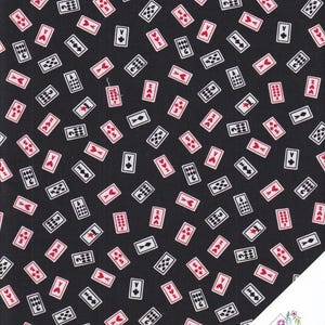 Peut inclure: Tissu noir orné d'un motif répété de symboles de cartes à jouer rouges et blancs. Le motif comprend des cœurs, des carreaux, des trèfles et des piques, créant un thème de casino. Idéal pour le patchwork ou les projets créatifs.