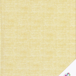 Peut inclure: Un tissu jaune clair avec un motif texturé blanc cassé. Le tissu a un aspect subtil et tissé. Un coin blanc affiche le texte "Quilt Shop" avec des accents floraux et le nom "Ruth Baudisch".