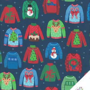 Puede incluir: Una tela azul marino con un patrón repetitivo de jerséis navideños coloridos. Los jerséis presentan varios diseños, incluyendo renos, muñecos de nieve, árboles de Navidad, bastones de caramelo y regalos.