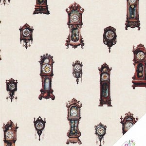 Op de afbeelding: Een witte stof met een herhalend patroon van antieke klokken in verschillende stijlen en maten. De klokken zijn bruin en goud met Romeinse cijferbladen. De stof heeft een subtiele textuur en een crèmekleurige achtergrond.