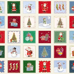 Op de afbeelding: Een feestelijk stoffen paneel met een herhalend patroon van vierkanten met een kerstthema. Elk vierkant toont een andere vakantieafbeelding, waaronder de kerstman, sneeuwpoppen, kerstbomen, ingepakte cadeaus en ornamenten. Het kleurenpalet omvat rood, groen, blauw en wit.