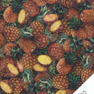 Könnte beinhalten: Ein nahtloses Stoffmuster mit einer Nahaufnahme von verschiedenen ganzen und geschnittenen Ananas mit grünen Blättern. Die Ananas sind in einem zufälligen Muster angeordnet und haben eine Mischung aus braunen und gelben Farben.