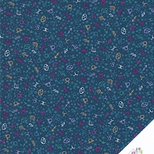 Könnte beinhalten: Ein dunkelblauer Stoff mit einem sich wiederholenden Muster aus weißen, goldenen, rosa und türkisfarbenen Sternzeichen und Sternen.