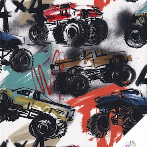 Peut inclure: Tissu avec un motif répété de monster trucks rouges, jaunes, bleus et marrons, avec des pneus et des accents noirs. Le fond présente des coups de pinceau turquoise, rouges et beiges, avec le texte "4x4" en noir.