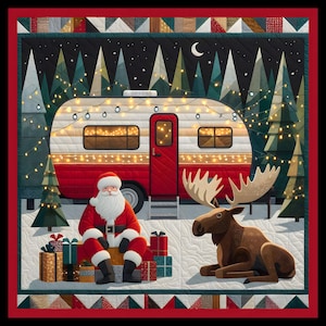Peut inclure: Une courtepointe sur le thème de Noël représentant une caravane rouge et blanche ornée de guirlandes lumineuses, le Père Noël et un orignal. La courtepointe a une bordure rouge, un fond de ciel nocturne, des arbres et un croissant de lune. Des cadeaux sont aux pieds du Père Noël.