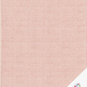 Peut inclure: Un tissu rose uni avec une texture subtile. Le tissu est de couleur rose clair et a un toucher légèrement rugueux. Le tissu est parfait pour le quilting, la couture et d'autres travaux manuels.