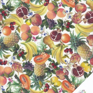 Pode incluir: Um fundo branco com um padrão repetitivo de frutas coloridas, incluindo abacaxis, bananas, mamões, romãs, fruta do dragão e pêssegos. As frutas são cercadas por folhas verdes e pequenas bagas vermelhas e azuis.