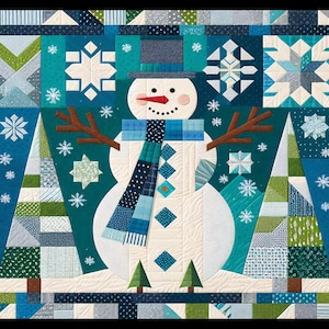 Peut inclure: Une tenture murale matelassée représentant un bonhomme de neige portant une écharpe et un chapeau bleus, entouré d'arbres et de flocons de neige. L'arrière-plan est un patchwork de tissus bleus, verts et blancs.