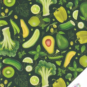 Puede incluir: Una tela verde con un patrón repetido de varias verduras verdes, incluyendo brócoli, aguacates, pepinos, limas y kiwis. El fondo es de color verde oscuro.
