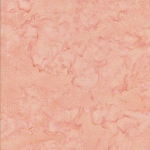 Può includere: Un tessuto senza cuciture con effetto marmorizzato. La tavolozza dei colori è una miscela di tonalità pesca tenue e rosa chiaro, creando un aspetto simile all'acquerello. Il design presenta forme organiche fluide.