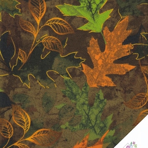 Könnte beinhalten: Ein brauner Stoff mit einem sich wiederholenden Muster aus grünen, orangefarbenen und braunen Blättern. Die Blätter sind stilisiert und haben einen Vintage-Look.
