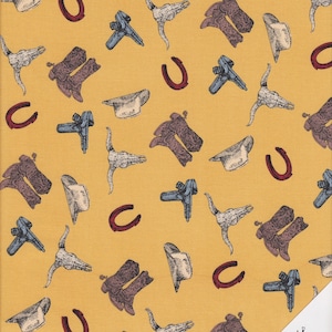 Peut inclure: Un tissu jaune avec un motif répété de bottes de cowboy, de fers à cheval, de chapeaux de cowboy et de crânes de taureau. Le tissu est de la Quilt Shop de Ruth Baudlish.
