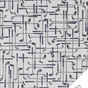 Könnte beinhalten: Ein weißer Stoff mit einem sich wiederholenden Muster aus schwarzen Golfschlägern und Golfbällen. Der Stoff ist perfekt für Patchwork, Nähen und Bastelarbeiten.