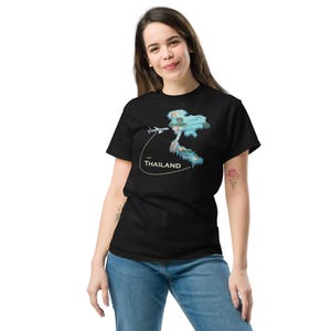 T-shirt unisexe classique Thaïlande – Carte turquoise avec inscription « visite Thailand » sur un avion – T-shirt de voyage pour les globe-trotters