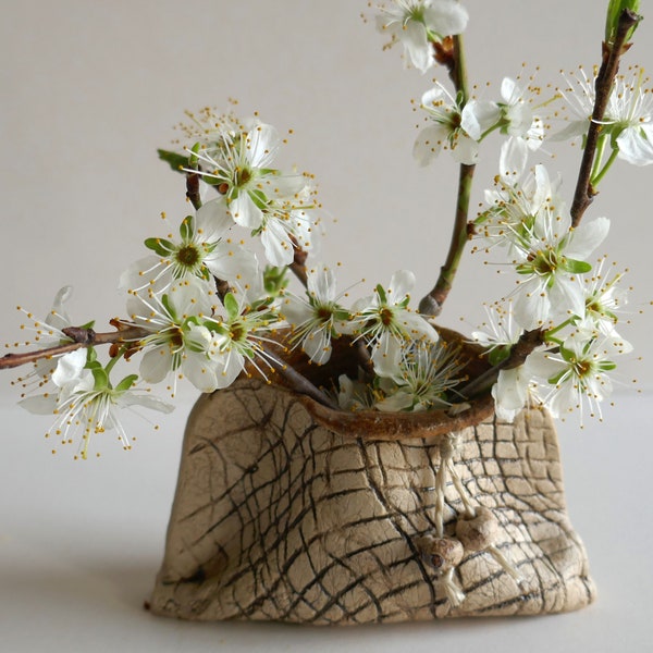 2023/1 Small ceramic bag, ceramic vase