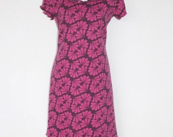 Dress knitted jacquard organic cotton purple/dark pink pattern abstract flowers, with collar, short sleeves, two-tone, knee-length, layered look