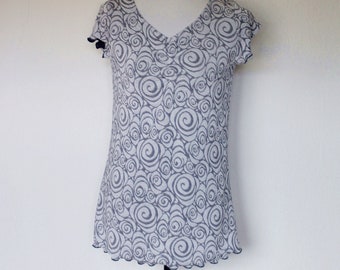T-Shirt Cloqué-Jersey Spiralenmuster weiß/blau mit Raffung, kurze Ärmelchen, Lagenlook