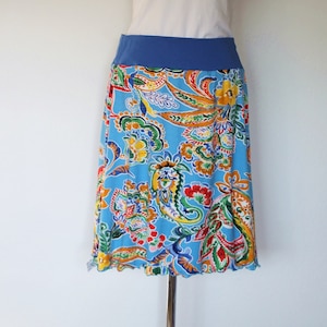 Viscose jersey skirt in sky blue, with a colorful, large paisley pattern, summery and light, knee-length