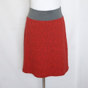 Rock Cloquè-Jersey rot/grau Spiralenmuster A-Form knielang Reliefmuster Jacquard Strick