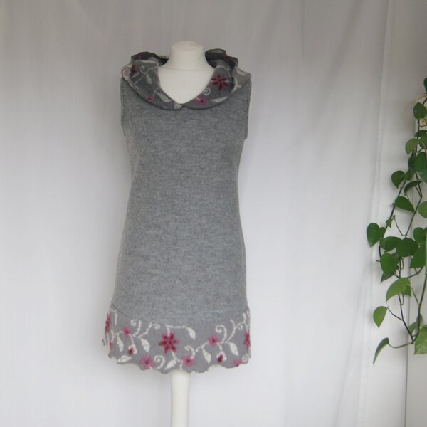 Tunique en laine gris clair avec capuche et bordure Walk motif fleurs roses, vrilles blanches