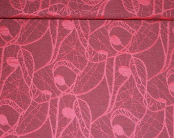 Peut inclure: Gros plan sur un tissu rouge avec un motif répété de feuilles stylisées et de formes circulaires. Le motif est d'une nuance de rouge plus claire, créant un effet texturé. Le tissu est probablement utilisé pour la tapisserie ou la décoration.