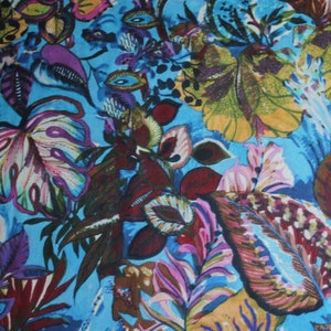 Dekosamt buntes Blumen-/ Blättermuster auf himmelblau, sehr weich, hochwertig