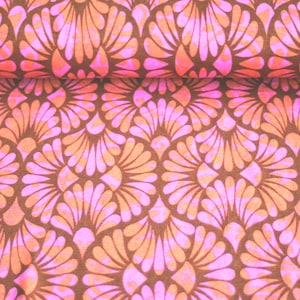 Op de afbeelding: Een stof met een herhalend patroon van gestileerde waaiervormige motieven in levendige roze en oranje tinten tegen een effen donkerbruine achtergrond. Het ontwerp bestaat uit symmetrische, afgeronde, bloembladachtige segmenten in een dicht raster.