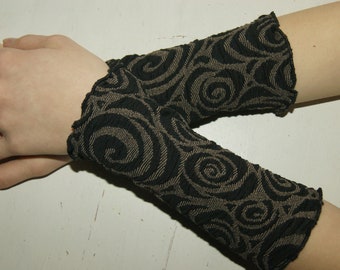 Wrist warmers Cloqué-Jersey spirals nougat/black