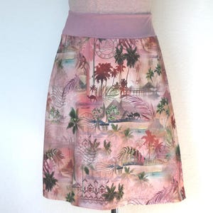 Gonna a trapezio con vita alta, rosa antico/multicolore "Cartoline dall'Egitto", lunghezza al ginocchio, jersey di cotone Ökotex, stampa digitale di Stenzo con piramidi e palme