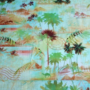 Tissu en lin turquoise/vert/citron vert, motif palmiers et pyramides, « Cartes postales d'Égypte », impression numérique par Stenzo