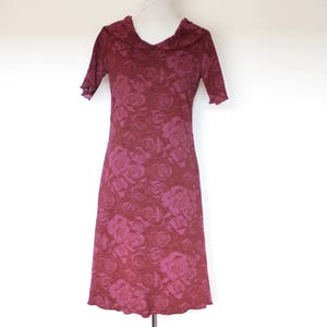 Dress with collar made of cloqué jersey dark red/berry rose pattern, knee-length, 3/4 sleeves, jacquard knit