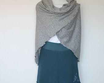 Triangular shawl/stole/scarf made of soft viscose knit, mottled gray with a delicate cable pattern