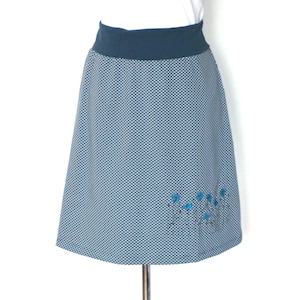 Jersey skirt made of Oeko-Tex cotton jersey, smoke blue with white dots and cornflower embroidery, knee-length