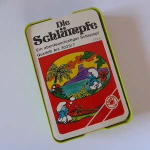 Könnte beinhalten: Handgefertigtes Holzschild mit dem Text "Welcome" in verspielter Schrift. Das Schild hat einen weißen, abgenutzten Hintergrund und einen dunkel gebeizten Holzrahmen. Ein dekoratives Blumenelement befindet sich in der Ecke.