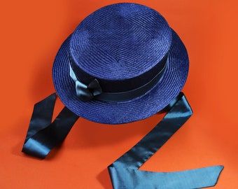 Handgefertigter Boater-Hut mit weißen Glasperlen und Seidenbändern | Royal Ascot | Wagenrad-Hut | Hochzeitshut | Boater-Hut | Sommer-Hut