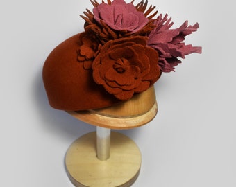 Handgearbeiteter Wollfilz-Hut mit Blumen in der Farbe Ingwer und Rosenholz | Wintermütze | Royal Ascot | Hochzeitshut | Partyhut |