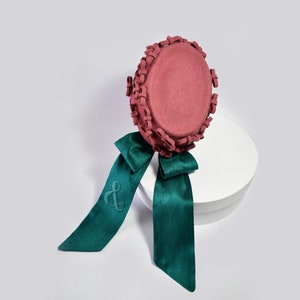 Sombrero tipo pastillero de fieltro de lana elaborado a mano con pequeños lazos y cintas de seda dupión esmeralda con letras bordadas a mano / Royal Ascot / Sombrero de boda