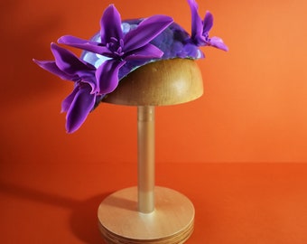 Handgefertigter & Handperlengefädelter Fascinator Hut in Lila Farbe mit Pailletten und Kalten Porzellan Exotischen Blumen | Königlicher Hut | Hochzeitshut | Braut