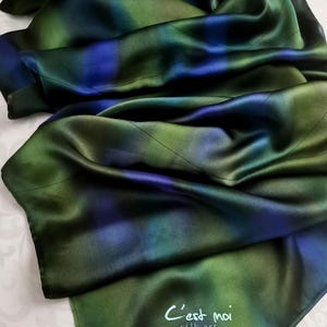 Handbemalter Seidensatin Blauer und Grüner Schal - Einzigartiger handgefertigter Prenium-Kunstschal - Luxusgeschenk für Sie