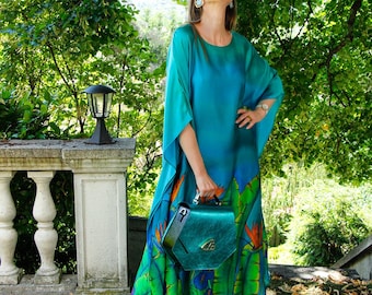 Handgeschilderde turkooizen zijden jurk: kaftan met tropische bloemen