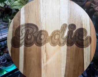 Tabla de cortar/servir con nombre personalizado en burbujas