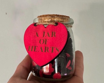 Un frasco de corazones: un regalo para expresar amor.