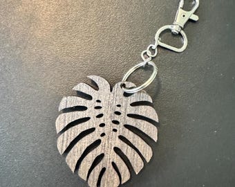 Llavero de Monstera de madera: regalo para amantes de las plantas.