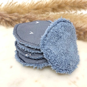 environmentally friendly cotton pads in blue, sustainable washable make-up removal pads, cotton cosmetic pads, zero-waste facial care cleansing pads