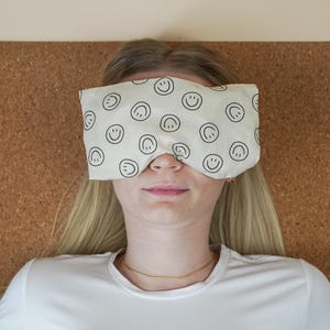 Yoga eye pillow made of cotton meditation relaxation pillow lavender organic spelt - light weight for relaxing eyes, smiley