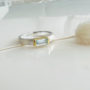 Ring met lichtblauwe topaas in baguette slijpvorm, 925 sterling zilver/deels verguld